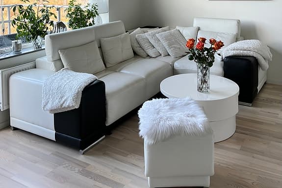 "Vit  hörnsoffa med schäslong, fotpall & bäddsoffa i äkta skinn"