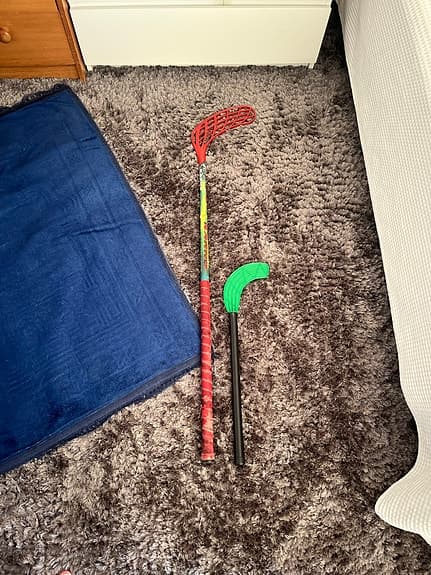 Innebandyklubbor set röd och grön plastblad