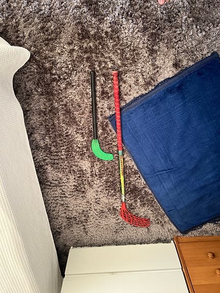 Innebandyklubbor set röd och grön plastblad