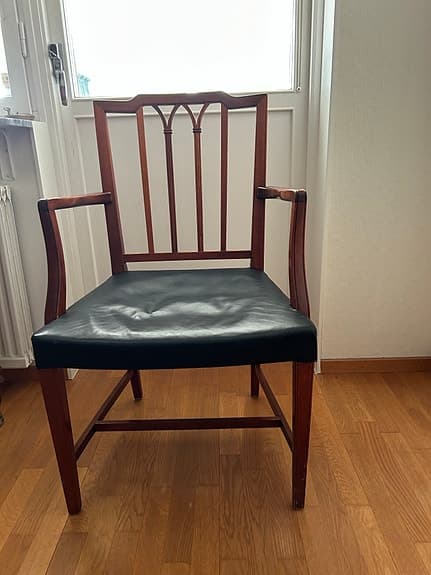 Engelsk karmstol med lädersits