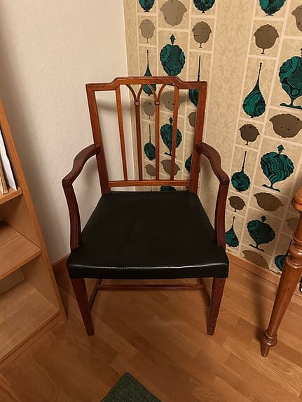 Engelsk karmstol med lädersits