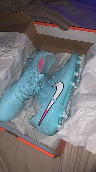 Nike fotbollsskor storlek 42 ljusblå