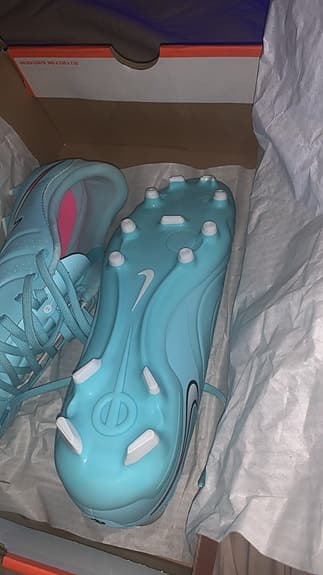 Nike fotbollsskor storlek 42 ljusblå