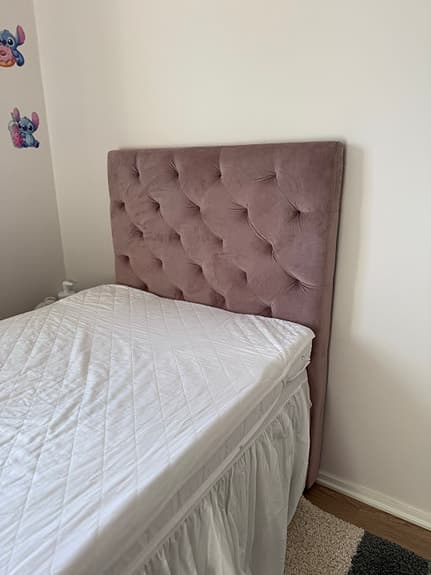 Säng med rosa sänggavel