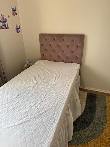 Säng med rosa sänggavel