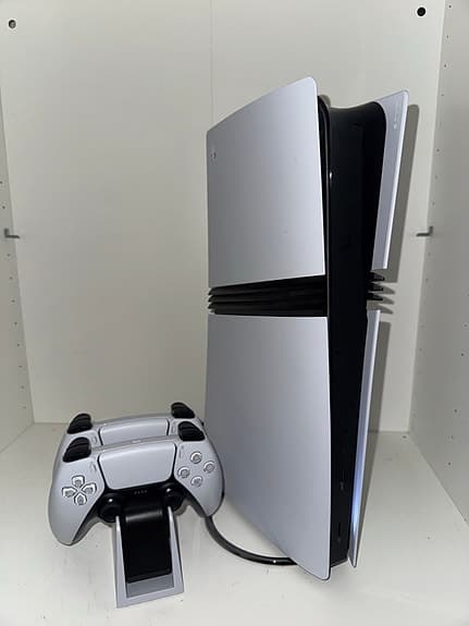 Sony Playstation 5 PRO vit med kontroller mm.