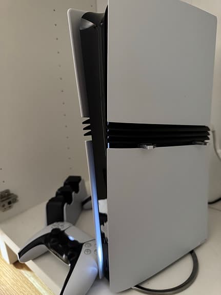 Sony Playstation 5 PRO vit med kontroller mm.