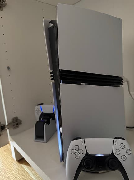 Sony Playstation 5 PRO vit med kontroller mm.