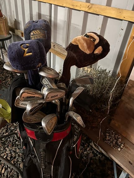 Klubbor och golfbag och ett gäng olika bollar