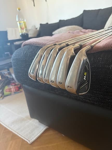 Talormade M2 järnklubbor och set finns