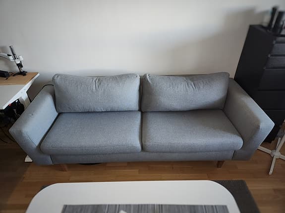 Ljusgrå soffa och fåtölj - stadig och lättmöblerad