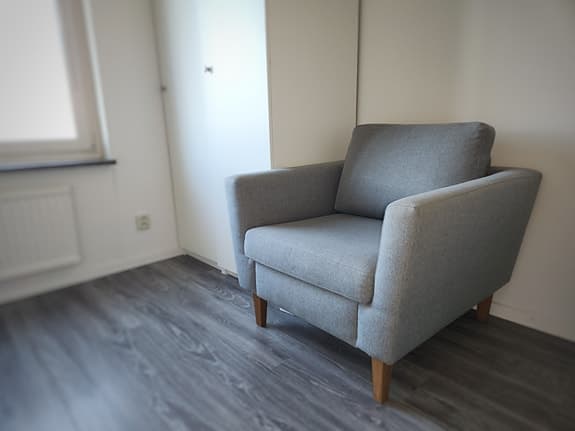 Ljusgrå soffa och fåtölj - stadig och lättmöblerad