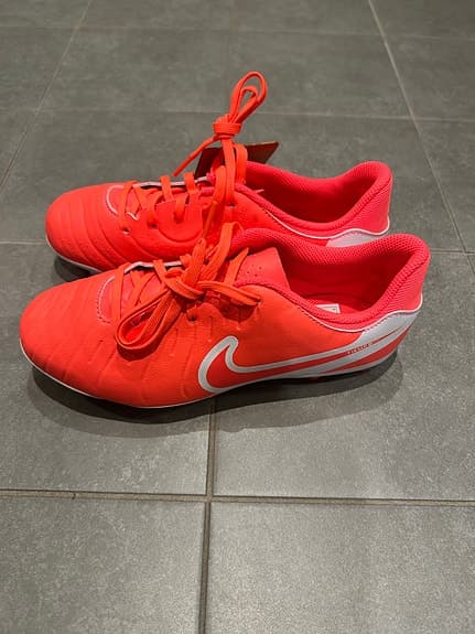 Nike fotbollsskor JR Legend 10 Academy strl 36.5