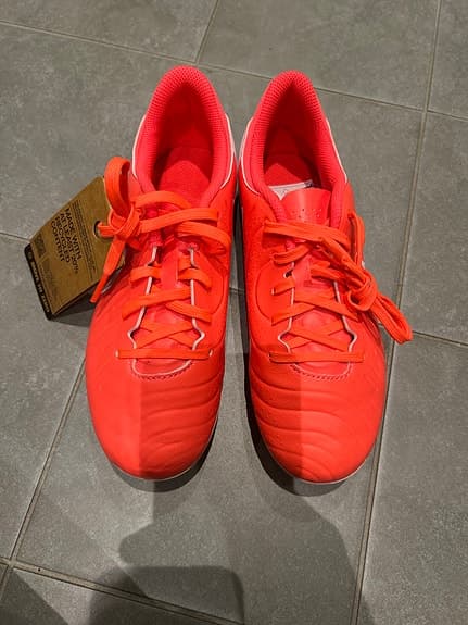 Nike fotbollsskor JR Legend 10 Academy strl 36.5