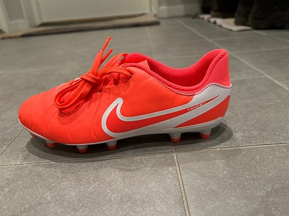 Nike fotbollsskor JR Legend 10 Academy strl 36.5