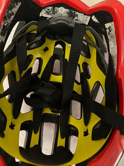 Etto cykelhjälm röd med MIPS