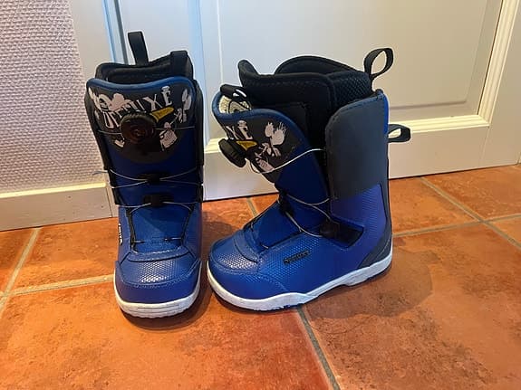 Snowboard 118 cm med Burton bindningar och Deeluxe Junior Boa st 20 cm