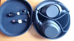 Sony ULT Wear trådlösa runt-örat hörlurar (svart)