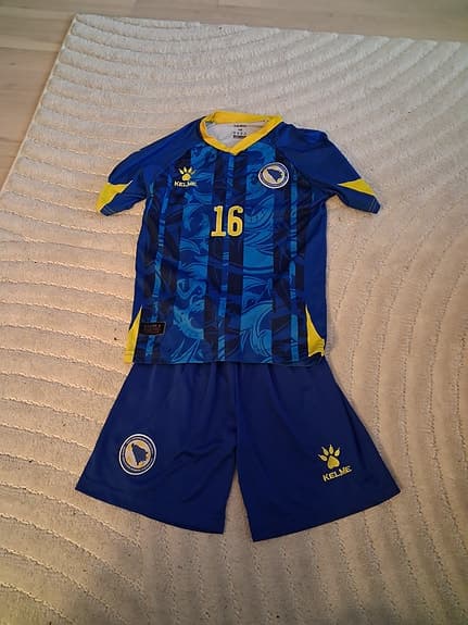 Fotbollsställ barn Bosnien storlek 140
