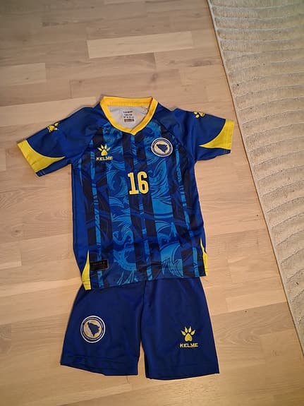 Fotbollsställ barn Bosnien storlek 128 blå/gul