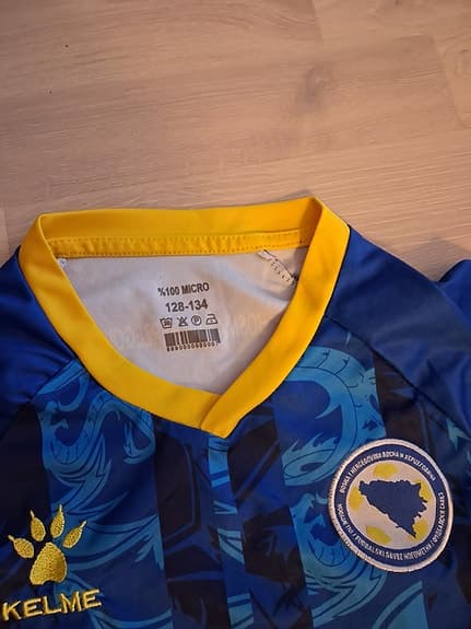 Fotbollsställ barn Bosnien storlek 128 blå/gul