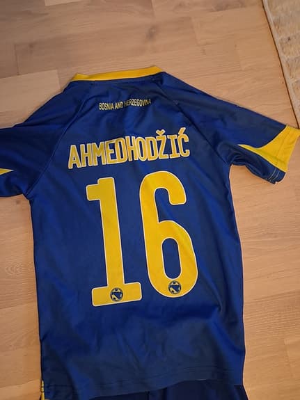 Fotbollsställ barn Bosnien storlek 128 blå/gul