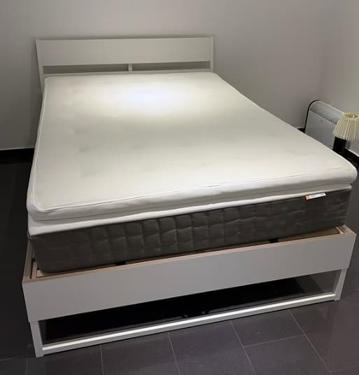 IKEA säng 140x200 med HÖVÅG madrass