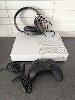 Xbox One S med kontroll och hörlurar