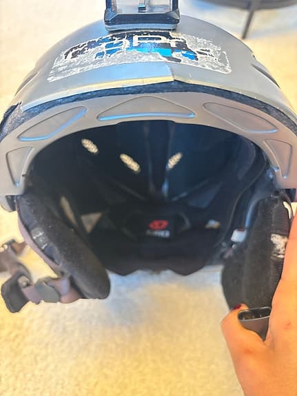 Giro skid- och snowboardhjälm grå