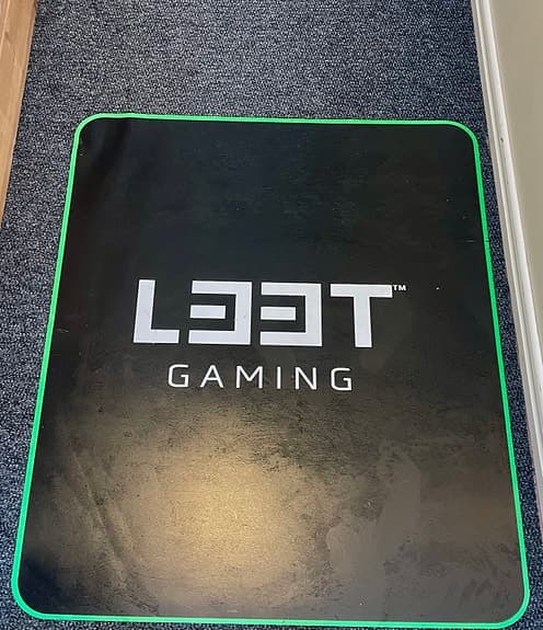 LEET Gaming musmatta svart med grön kant