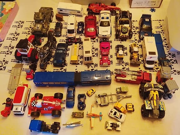 Samling av olika leksaksfordon