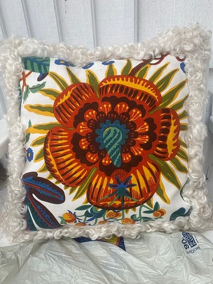 Design kudde med lammskinn