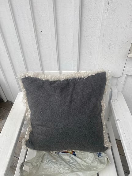 Design kudde med lammskinn