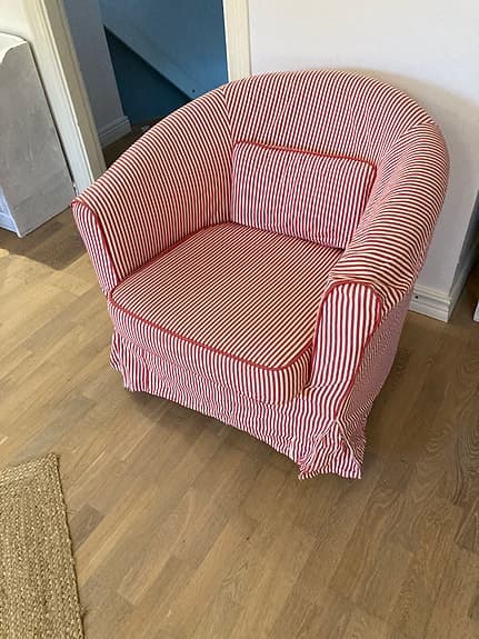 Röd vit randig Ikea Clubfåtölj med avtagbar och tvättbar klädsel i bra skick