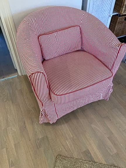 Röd vit randig Ikea Clubfåtölj med avtagbar och tvättbar klädsel i bra skick