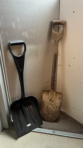 Ett par spade i plast och metall .