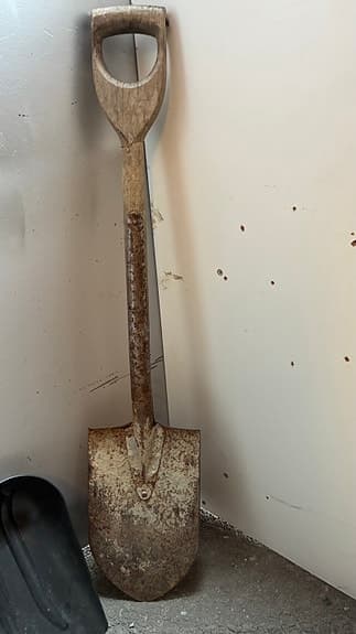Ett par spade i plast och metall .