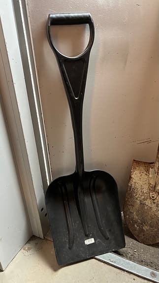 Ett par spade i plast och metall .