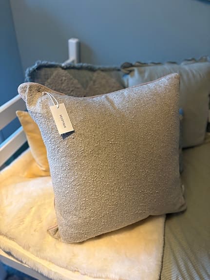 Ny kudde i beige bouclé