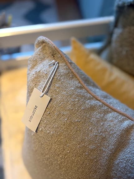 Ny kudde i beige bouclé