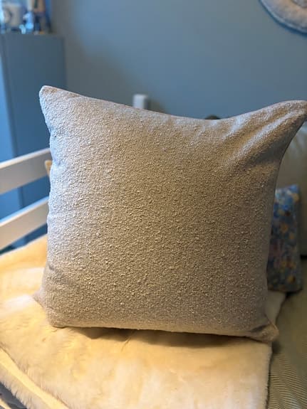 Ny kudde i beige bouclé