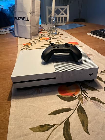 Microsoft Xbox One S spelkonsol vit