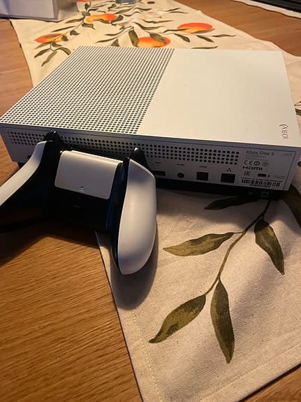 Microsoft Xbox One S spelkonsol vit