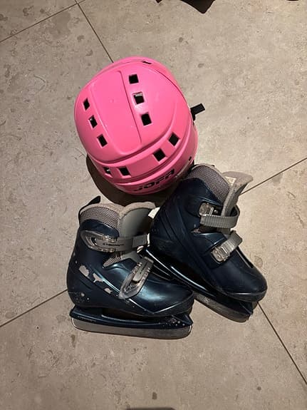 Barnskridskor storlek 32 med hjälm