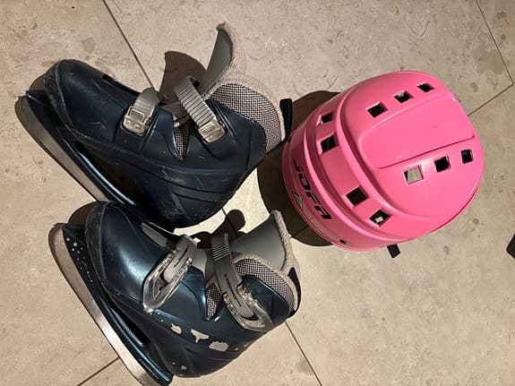 Barnskridskor storlek 32 med hjälm