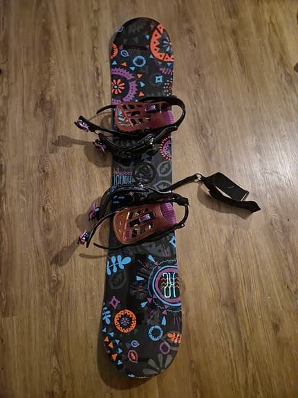 K2 snowboard med bindningar och blå snowboardboots