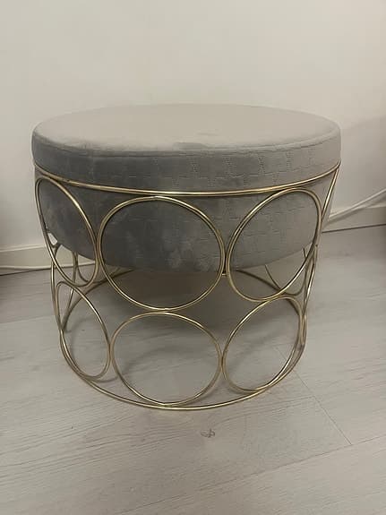 Elegant sammets-puff / sittpall i grå sammet med guldfärgad metallram