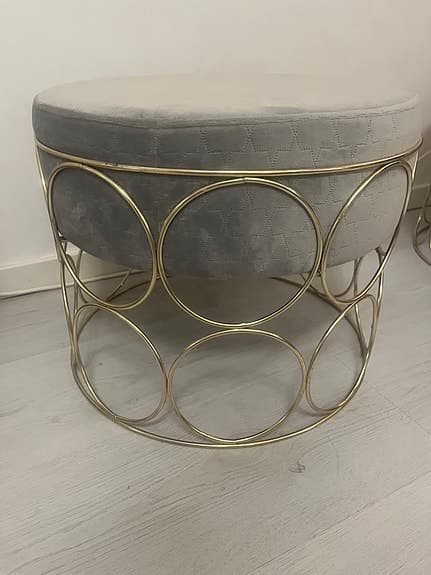 Elegant sammets-puff / sittpall i grå sammet med guldfärgad metallram