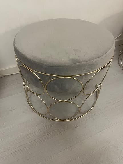Elegant sammets-puff / sittpall i grå sammet med guldfärgad metallram