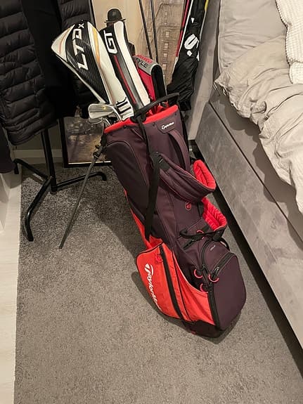 TaylorMade golfbag standbag röd svart